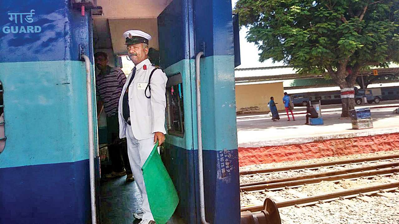 Mumbai Railways may replace guards with motormen