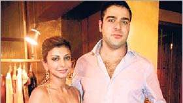 online dating woman bashed 'i was paying his phone bill so he could talk to other women' kelly, who manages 34 people, found the relationship increasingly draining on top of her demanding job and caring for her elderly parents but she was falling ever deeper for her charismatic new boyfriend when she first visited. online dating woman bashed 'i was paying his phone bill so he could talk to other women' kelly, who manages 34 people, found the relationship increasingly draining on top of her demanding job and caring for her elderly parents but she was falling ever deeper for her charismatic new boyfriend when she first visited.