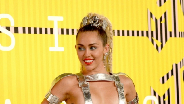 Miley Cyrus Shares a Nude Photo Hours Before the 2015 MTV 