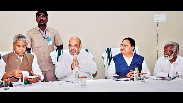 Kerala governor asks opposition to behave, Left MLAs walk out