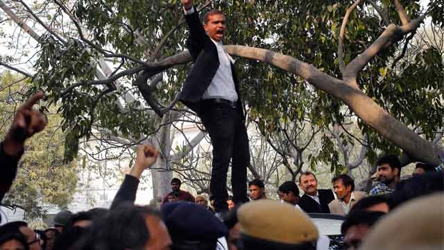 SC seeks Centre's response on Delhi court violence plea