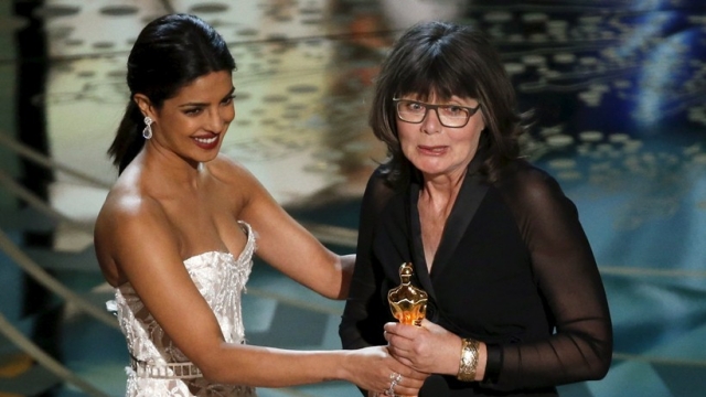 Priyanka Chopra presents Award at Oscars 2016