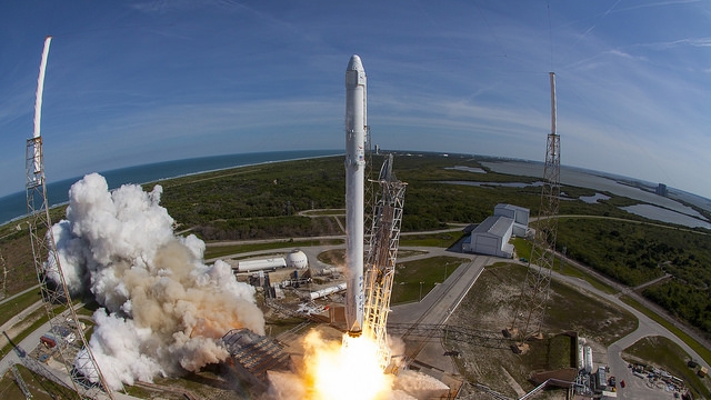 Falcon 9 and Dragon capsule on their way to ISS