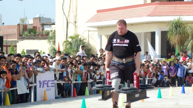 Tarmo Mitt does 'Farmer's Walk'