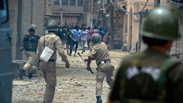 Around 100 injured in clashes in Indian Kashmir