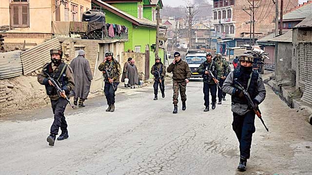Five soldiers trapped after avalanche hits army patrol in Kashmir