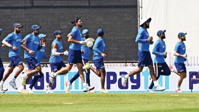 Dhoni rescued from fire in Dwarka, Jharkhand-Bengal match postponed