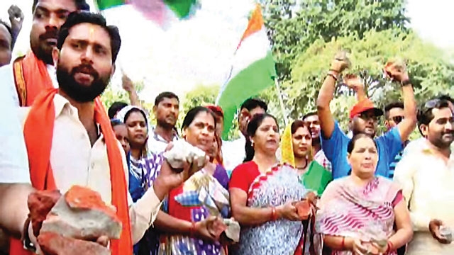 Kanpur: 'Stone pelting' squad begins journey to Kashmir