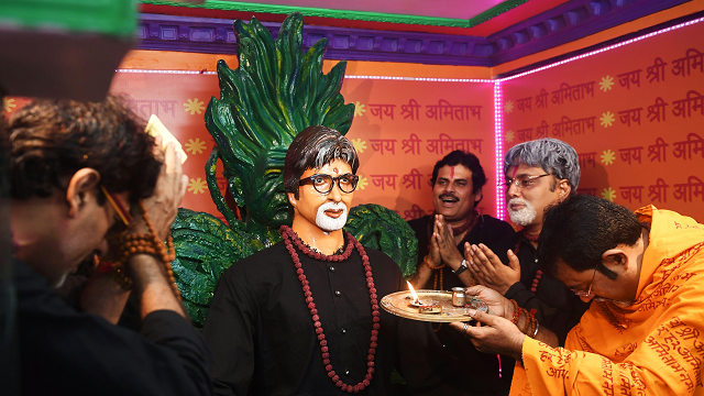 Amitabh Bachchan statue installed at a temple in Kolkata ... Amitabh Bachchan statue installed at a temple in Kolkata ... - 640 x 360 png 395kB