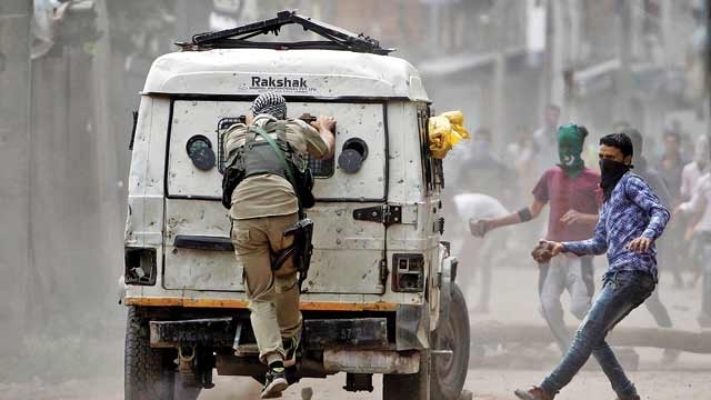 JK: Terrorist strike kills CRPF SI, injures two jawans JK: Terrorist strike kills CRPF SI, injures two jawans