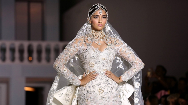 SEE PICS : Sonam Kapoor into a white heavenly princess! SEE PICS : Sonam Kapoor into a white heavenly princess!