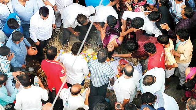 Maharashtra town mourns death of Amarnath pilgrims (Second Lead, correcting para six) Maharashtra town mourns death of Amarnath pilgrims (Second Lead, correcting para six)