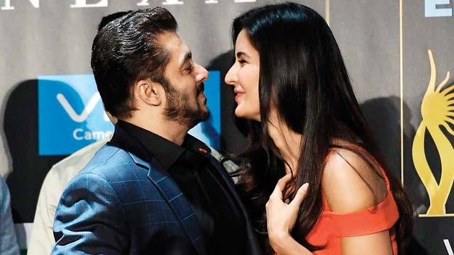 IIFA 2017: Salman Khan Gives A Birthday Surprise To Katrina Kaif IIFA 2017: Salman Khan Gives A Birthday Surprise To Katrina Kaif