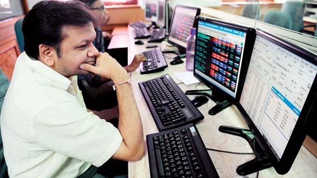 Sensex above 32000 on funds inflows, earnings hopes Sensex above 32000 on funds inflows, earnings hopes