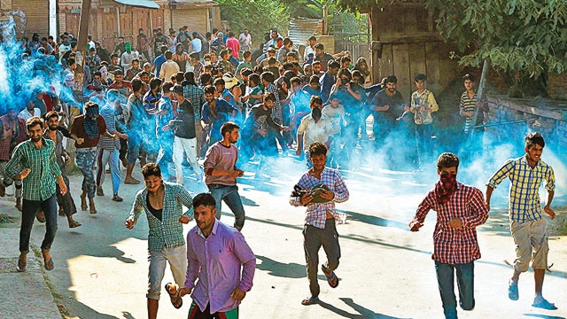 Teenager killed after Army allegedly fires at protestors in Kashmir's Budgam Teenager killed after Army allegedly fires at protestors in Kashmir's Budgam