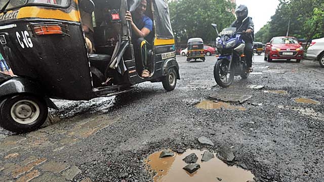 an analysis of potholes Cleveland, ohio -- the city of cleveland is aware of more than 2,200 potholes on its roadways -- and nearly 70 percent of them are designated high priority, according to a northeast ohio. an analysis of potholes Cleveland, ohio -- the city of cleveland is aware of more than 2,200 potholes on its roadways -- and nearly 70 percent of them are designated high priority, according to a northeast ohio.