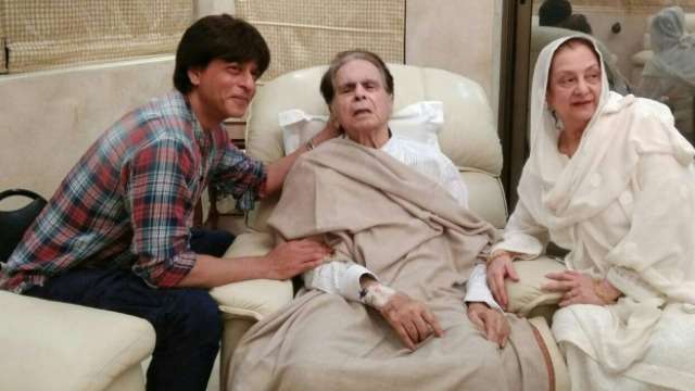 'Mooh Bola Beta' Shahrukh Khan visits Dilip Kumar