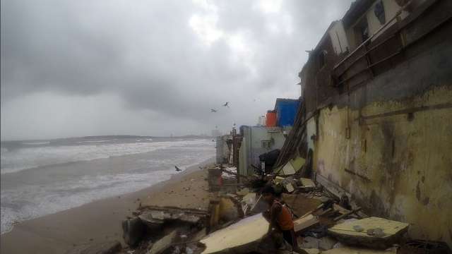 Mumbai, Mumbai monsoon, high tide, waves, Versova, Bandra Bandstand, Worli Seaface The remains
