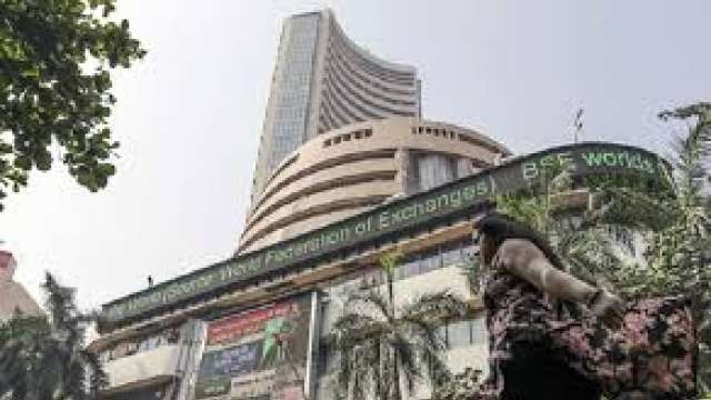 NSE Nifty climbs above 10000 to end at one-month high NSE Nifty climbs above 10000 to end at one-month high