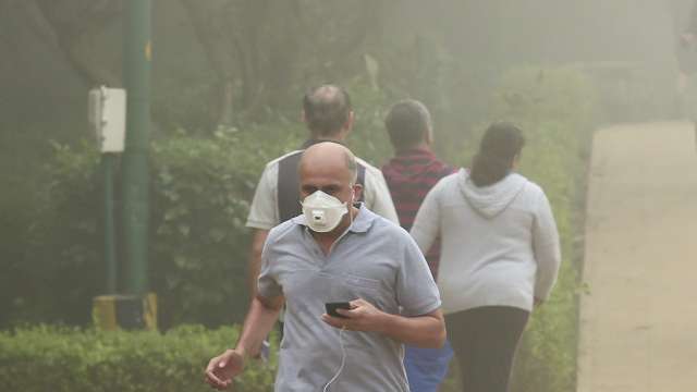 Toxic haze thickens in Delhi, CM writes to Punjab , Haryana for solution