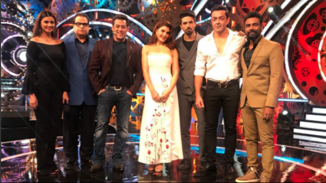 http://static.dnaindia.com/sites/default/files/styles/half/public/2017/11/26/627630-race-3-team-on-bigg-boss11.png
