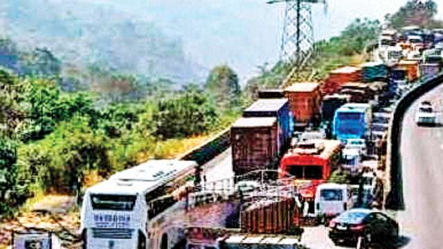 Extended weekend trip leads to traffic snarls on Mumbai-Pune Expressway
