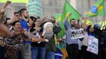 Demonstrators protest against corruption in front of Planalto Palace in Brasilia on March 16, 2016. Demonstrators protest against corruption in front of Planalto Palace in Brasilia on March 16, 2016.
