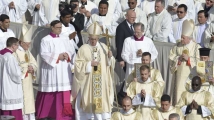 Pope Francis (C) leads the Easter Sunday mass on March 27, 2016 at St Peters square in Vatican. 