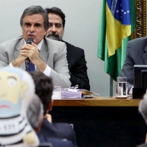 Brazils General Attorney Jose Eduardo Cardozo (2nd L) speaks while a congressman holds an inflatable doll known as "Pixuleco" depicting Brazils former President Luiz Inacio Lula da Silva during the session of the impeachment committee against Brazilian President Dilma Rousseff in Brasilia, Brazil, April 4, 2016. Brazils General Attorney Jose Eduardo Cardozo (2nd L) speaks while a congressman holds an inflatable doll known as "Pixuleco" de