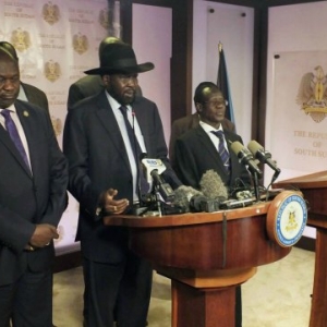 South Sudan President Salva Kiir (C), flanked by former rebel leader Riek Machar (L) and other government officials, addresses a news conference at the Presidential State House in Juba, South Sudan, July 8, 2016 South Sudan President Salva Kiir (C), flanked by former rebel leader Riek Machar (L) and other government officials, addresses a