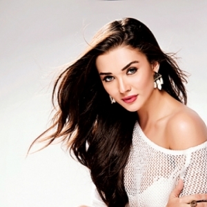 Amy Jackson's selling fake hair in London Amy Jackson, London, Freaky Ali, Robot 2.0, Bollywood